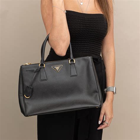 precio de las bolsas prada|bolsa prada preta.